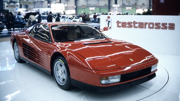 Оформянето на формите на иконата е на екип от дизайнери на Pininfarina, ръководен от инженера Леонардо Фиораванти. По това време той  вече е автор на 365 Daytona и 512 BB и по-късно ще създаде 288 Gto и F40. Незабавно разпознаваем от всеки ъгъл, от който го погледнете, Testarossa съчетава по уникален начин изключително спортни стилистични елементи с цялостната елегантна линия.

Проектиран с помощта на аеродинамичен тунел, той може да се похвали с аеродинамичен коефициент от 0,36. Затова не му трябва задно крило, за да поддържа стабилност при високи скорости. И това му позволява да държи изчистените линии отзад. 

Предната част с прибиращи се фарове и острите ръбове навсякъде около колата са емблема на 80-те години на миналия век. Не  липсват по-криволинеен елемент като маркираното странично ребро, което допълнително подчертава по-голямата ширина на задната следа, която достига почти 2 метра ( 1975 m).

Първата серия Testarossa, известна като " Monospecchio ", приема единично огледало за обратно виждане в необичайно висока позиция на А-колона (функция, наречена &bdquo;летящо огледало&ldquo; в англоезични фенове). Джантите с една гайка също са характеристика на най-търсените запазени модели Testarossa, произведени преди юни 1988 г.
